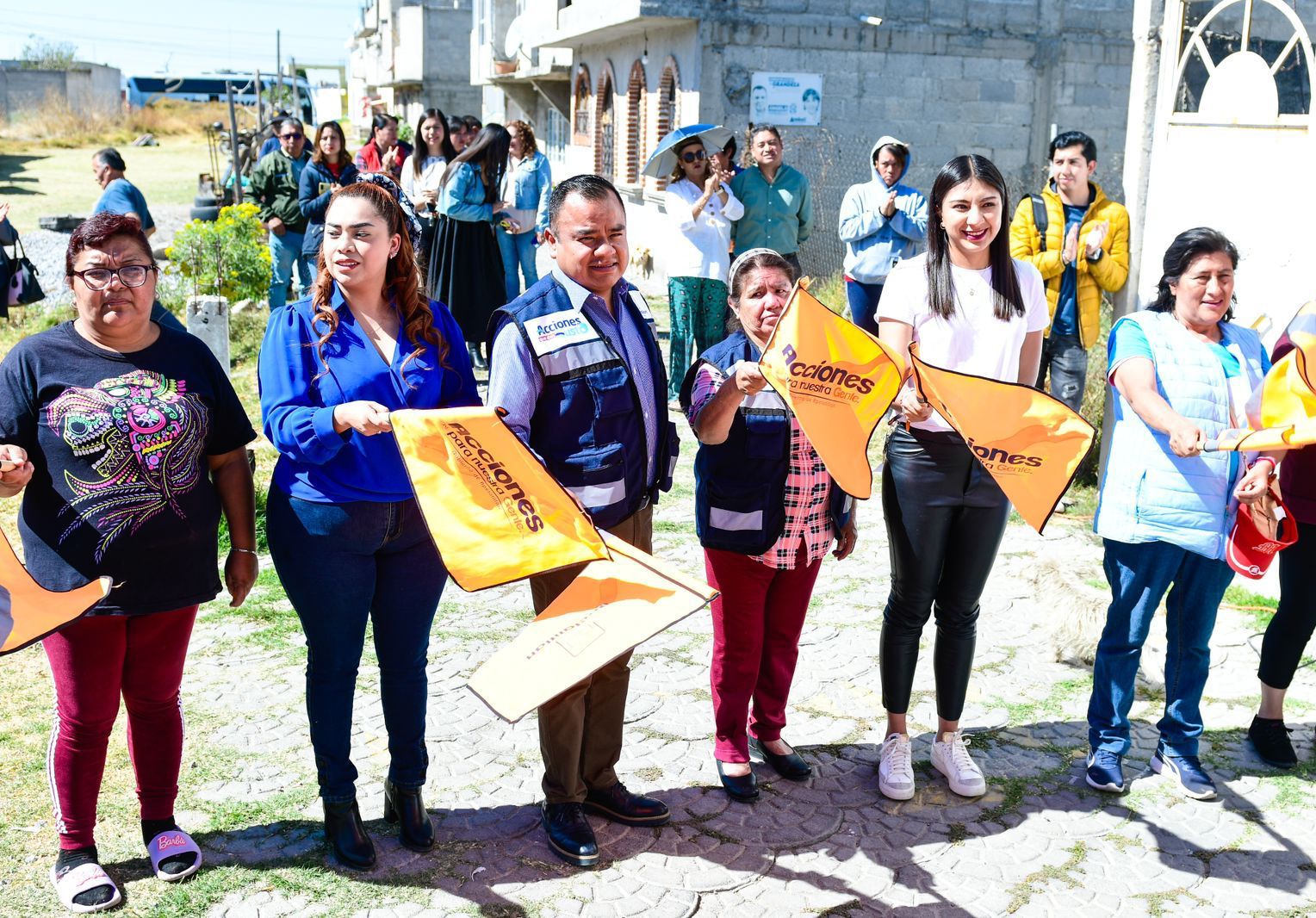 Da alcalde de Apetatitlán banderazo de inicio a obra de pavimentación y electrificación